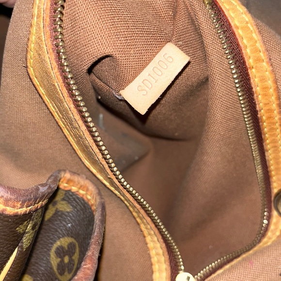 Authentic Louis Vuitton Monogram Canvas Batignolles - Picture 9 of 10